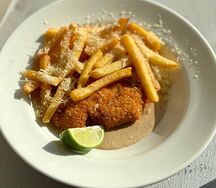 Цыпленок френч фрай с картофелем фри и соусом черный перец