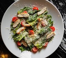 Хрустящий романо с соусом тоннато и цыпленком