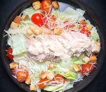 Цезарь с курицей гриль