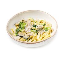 Паста с курицей и овощами