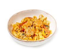 Паста с креветками в соусе том ям