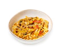 Паста с курицей в соусе том ям