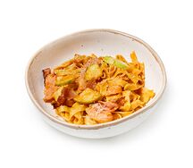 Паста с беконом и овощами
