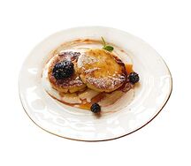 Сырники со сметаной и сиропом из облепихи