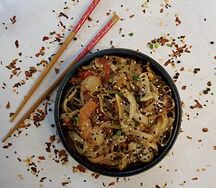 Вок с креветками и курицей