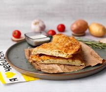 Чебурек с картофелем и жареным луком