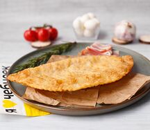 Чебурек с беконом и грибами