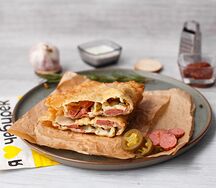 Чебурек с охотничьими колбасками и перцем халапеньо
