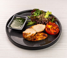 Куриная грудка с микс-салатом и помидором гриль