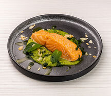 Стейк лосося с пюре из зеленого горошка и соусом Чимичурри