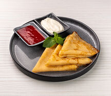 Блинчики классические с соусом из садовых ягод и сметаной