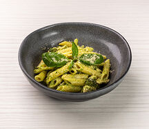 Пенне с куриной грудкой, брокколи и сливочным песто