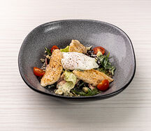 Салат с куриной грудкой, сыром дорблю и яйцом пашот