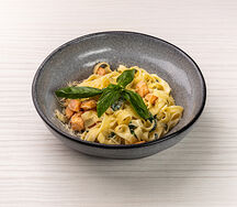 Феттуччине с лососем и шпинатом