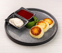 Сырники со сметаной и ягодным соусом