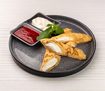 Блинчики с творогом, соусом из садовых ягод и сметаной