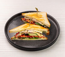 Сэндвич с куриной грудкой и картофелем фри