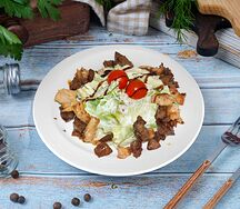 Теплый салат из куриного филе и печени