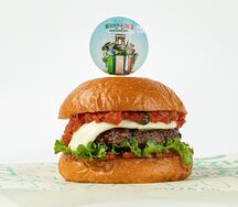 Panino фреско с котлетой из мраморной говядины и соусом демиглас