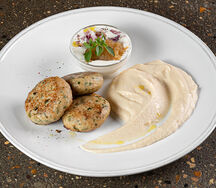 Котлеты из щуки со шпинатом и соусом дзадзыки