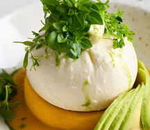 Буррата с манго