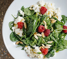Салат с рикоттой, рукколой и малиной