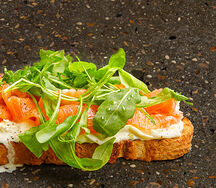Брускетта со страчателлой и слабосоленым лососем