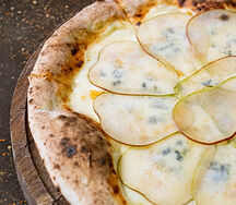 Пицца с горгонзолой и грушей