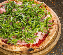 Пицца с тамбовским окороком и рукколой