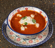 Томатный суп с креветками и страчателлой