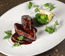 Томленая говяжья грудинка с брокколи