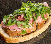 Брускетта с окороком