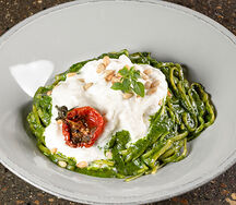 Лингвини с песто и страчателлой