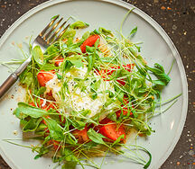 Салат Руккола с томатами и страчателлой