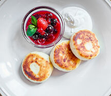 Сырники из рикотты с вареньем