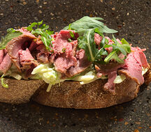 Брускетта с ростбифом