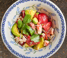 Авокадо с камчатским крабом и томатами