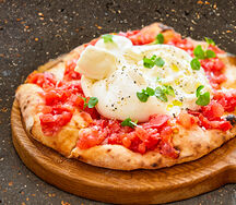 Фокачча с бурратой и томатами