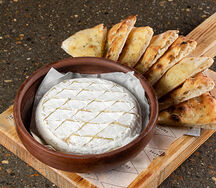 Камамбер, запечённый в печи