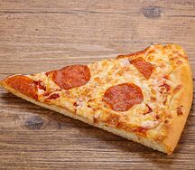 Пицца Салями (1 кусок)