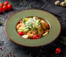 Салат Цезарь с креветками