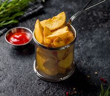 Картофель по-деревенски с кетчупом