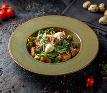 Салат с курицей, шампиньонами и пряной зеленью