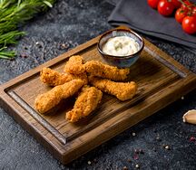 Хрустящая куриная грудка с соусом цезарь