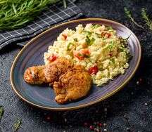 Куриное бедро с кускусом и овощами