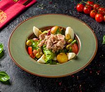 Салат с тунцом, овощами и горчичной заправкой