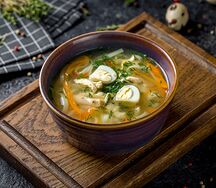 Куриный бульон с лапшой и перепелиным яйцом