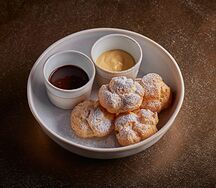 Профитроли с ванильным или шоколадным соусом на выбор