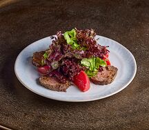 Салат с ростбифом