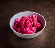 Соленая капуста со свеклой и специями